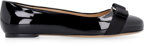 經典黑色皮革芭蕾舞鞋，配上經典之作 Vara 集結蝴蝶結及品牌金屬標誌