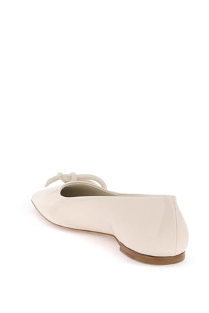 أحذية باليه نساثة بيضاء من جلد اللك بتصميم فيونكة غير متماثلة