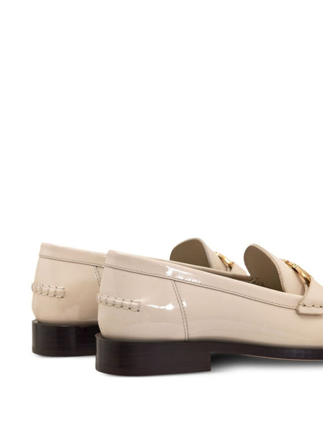 Giày lười bằng da bóng trắng có móc Gancini và phụ kiện màu vàng