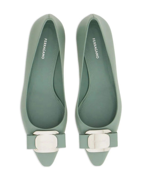 حذاء بامب ذو رأس مدبب باللون الأخضر للنساء
