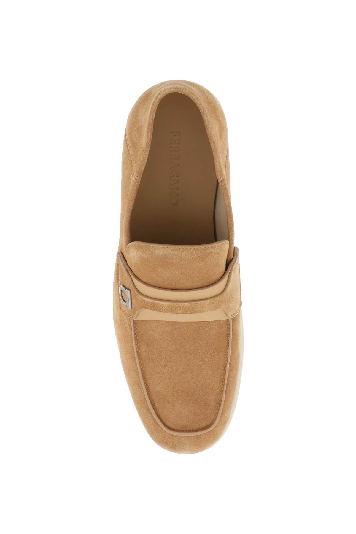 Giày Dép Moccasin Nam màu Beige Bằng Da Lộn kèm chi tiết móc Gancini của Ferragamo