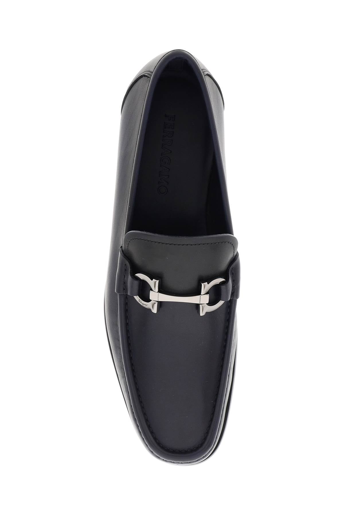 典雅的男士黑色皮革樂福鞋，配有标志性的干蒂尼钩针