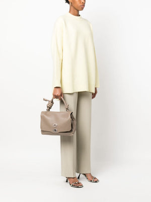 حقيبة جلدية بيج للنساء مع دبابيس زخرفية وحزام قابل للتعديل