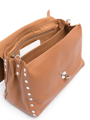 حقيبة جلدية خفيفة اللون بتفاصيل عقدة وتجهيزات فضية