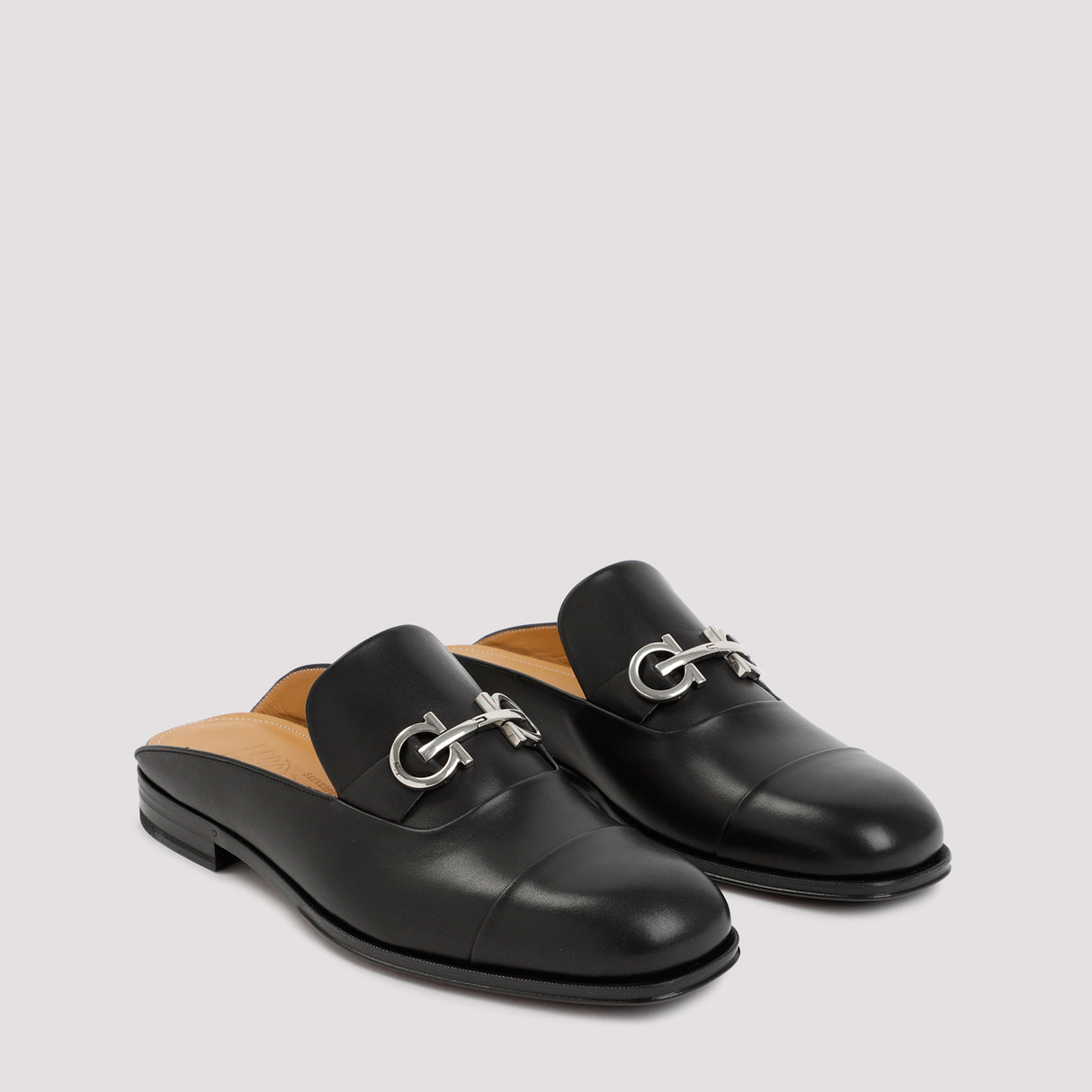 FERRAGAMO Men's Black Leather Gab Loafer SS23