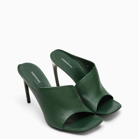 森林綠色帶弧形鞋跟女性涼鞋