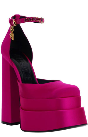 حذاء بكعب منصة الساتان المزين بشعارات ميدوسا باللونين الوردي والأرجواني للنساء