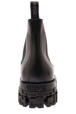 Bốt đen nam từ Bộ sưu tập FW23 của Versace