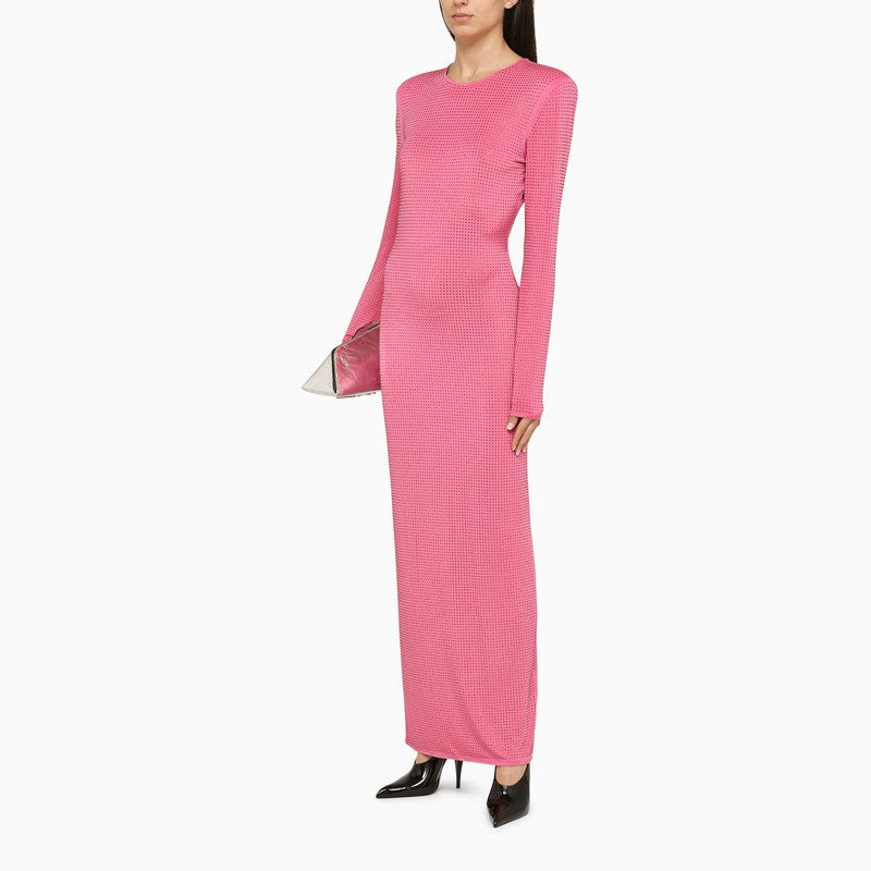 粉色连衣裙，镶有微型水钻，拥有衬垫式宽肩设计