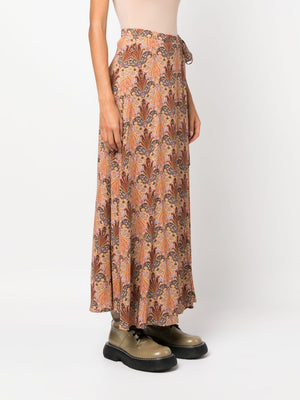 خارجة الموضة لخريف/شتاء 2023: تنورة طويلة بطبعات الأميبا الأاصلية للنساء
