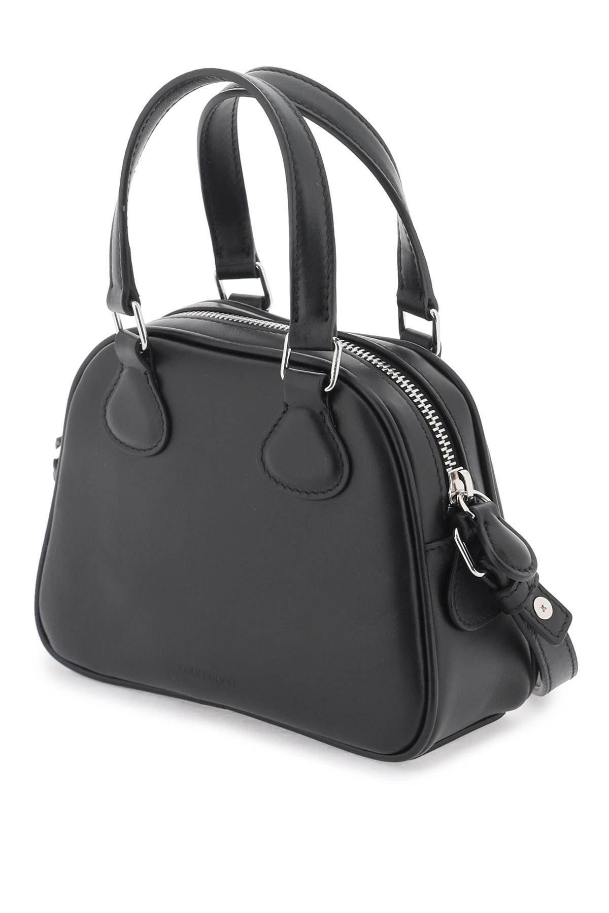 حقيبة يد جلدية سوداء صغيرة مزودة بتفاصيل فضية وزخرفة حروف