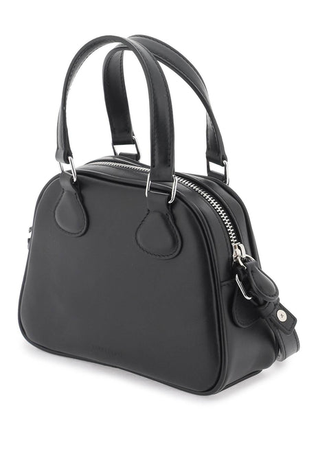 حقيبة يد جلدية سوداء صغيرة مزودة بتفاصيل فضية وزخرفة حروف
