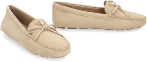 淡米色麂皮平底鞋，前蝴蝶结和可见缝线