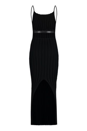 فستان أسود محبوك مع حزام جلدي متناسق وفتحة خلفية
