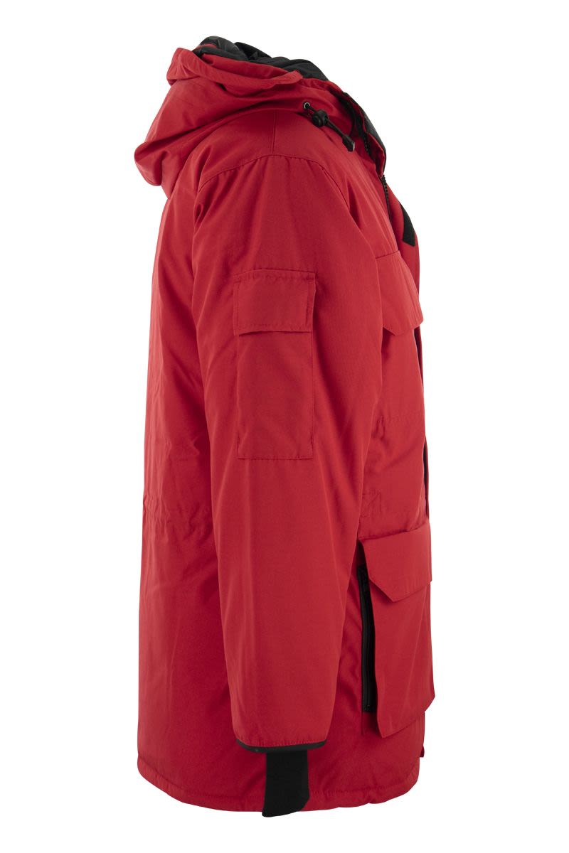极寒环境下的红色远征羽绒服