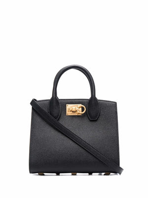 高級感溢れるサルバトーレ・フェラガモSS24コレクションの黒革トートハンドバッグ