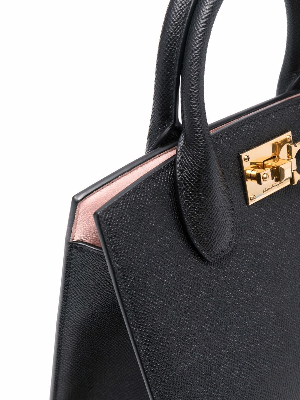 高級感溢れるサルバトーレ・フェラガモSS24コレクションの黒革トートハンドバッグ