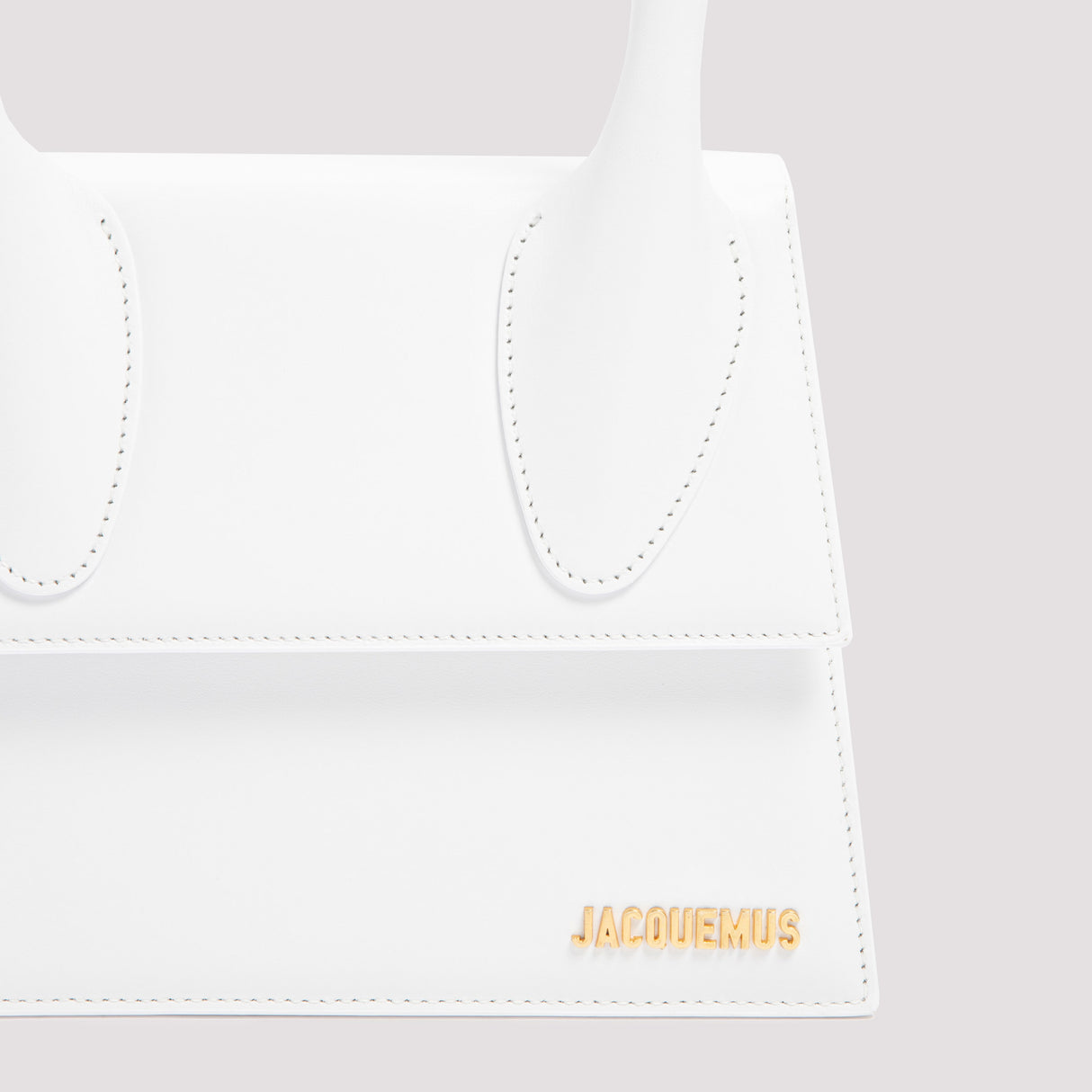 JACQUEMUS Fashion-forward Luxury: The Elegant Grande Chiquito Handbag