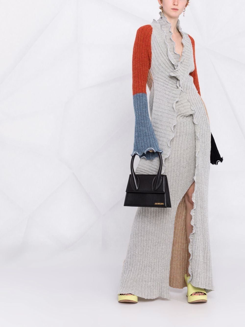 JACQUEMUS Fashion-forward Luxury: The Elegant Grande Chiquito Handbag