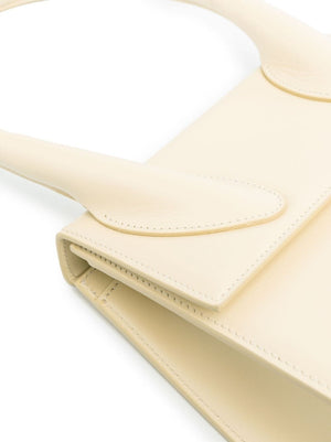 حقيبة يد جلد بيضاء مع شعار ذهبي وحزام قابل للفصل
