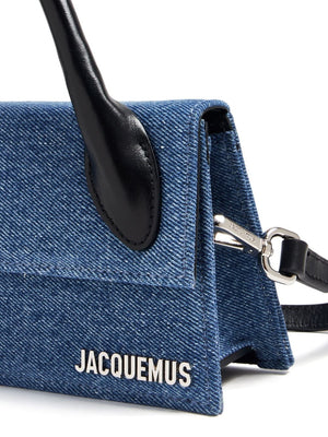 حقيبة يد صغيرة من الجينز الأزرق الداكن والجلد مع تفاصيل فضية