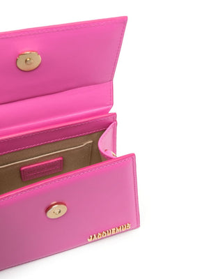 حقيبة يد جلدية باللون الوردي الزاهي مع شعار ذهبي وحزام كتف قابل للتعديل