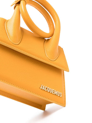 حقيبة يد جلدية برتقالية اللون بتفاصيل بارزة وإكسسوارات ذهبية