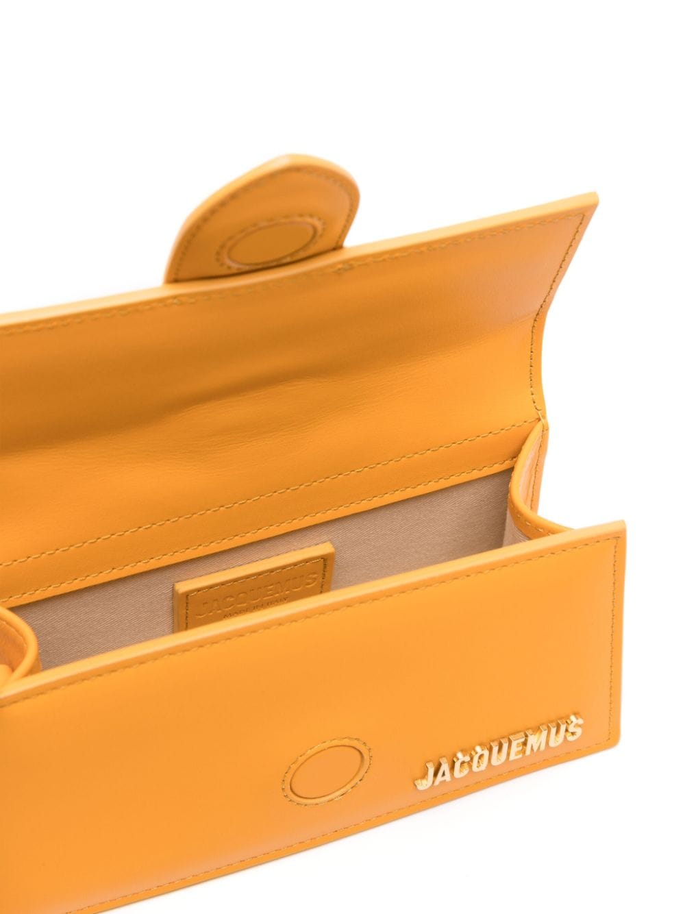 حقيبة يد نسائية من الجلد بلون الكهرمان الأصفر مع شعار ذهبي وحزام قابل للفصل - مجموعة ربيع صيف ٢٤