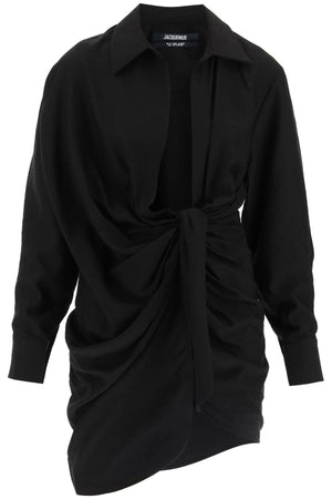 فستان أسود قصير مع تنورة لفية غير متناظرة