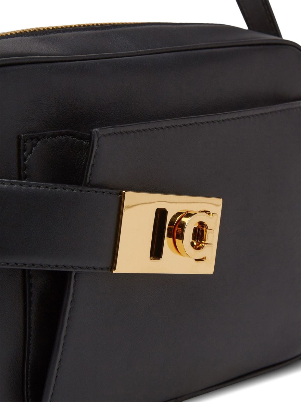 حقيبة صغيرة نسائية من الجلد الأسود للكاميرا مع إبزيم غانشيني وحزام قابل للتعديل لموسم صيف 2024