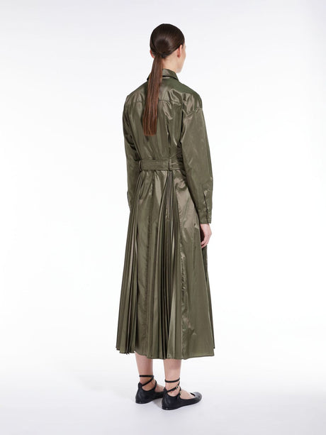 華やかなグリーンドレス － MAX MARAのシルクとポリエステルの贅沢な素材が特徴のFW23コレクションから