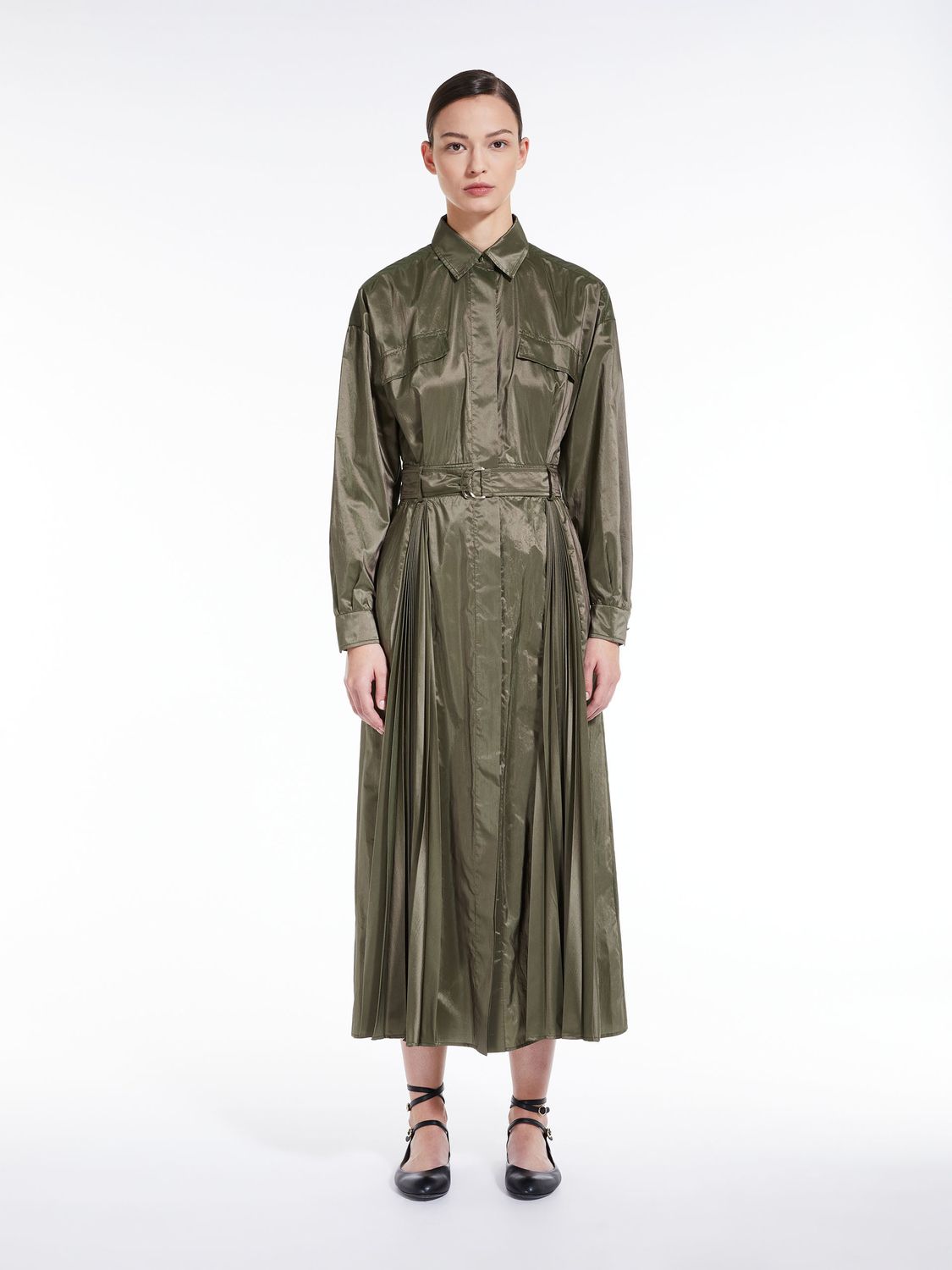 華やかなグリーンドレス － MAX MARAのシルクとポリエステルの贅沢な素材が特徴のFW23コレクションから