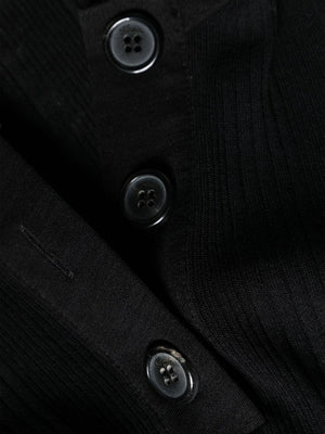 迷人的黑色半透明棉質連身衣，配有精緻的帶釦子領，適合女性穿著