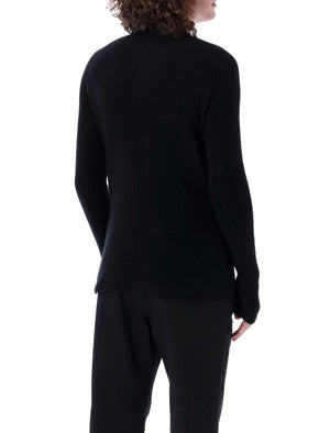 男士黑色圆领毛衣，带有折迭袖口和精致的编织饰边