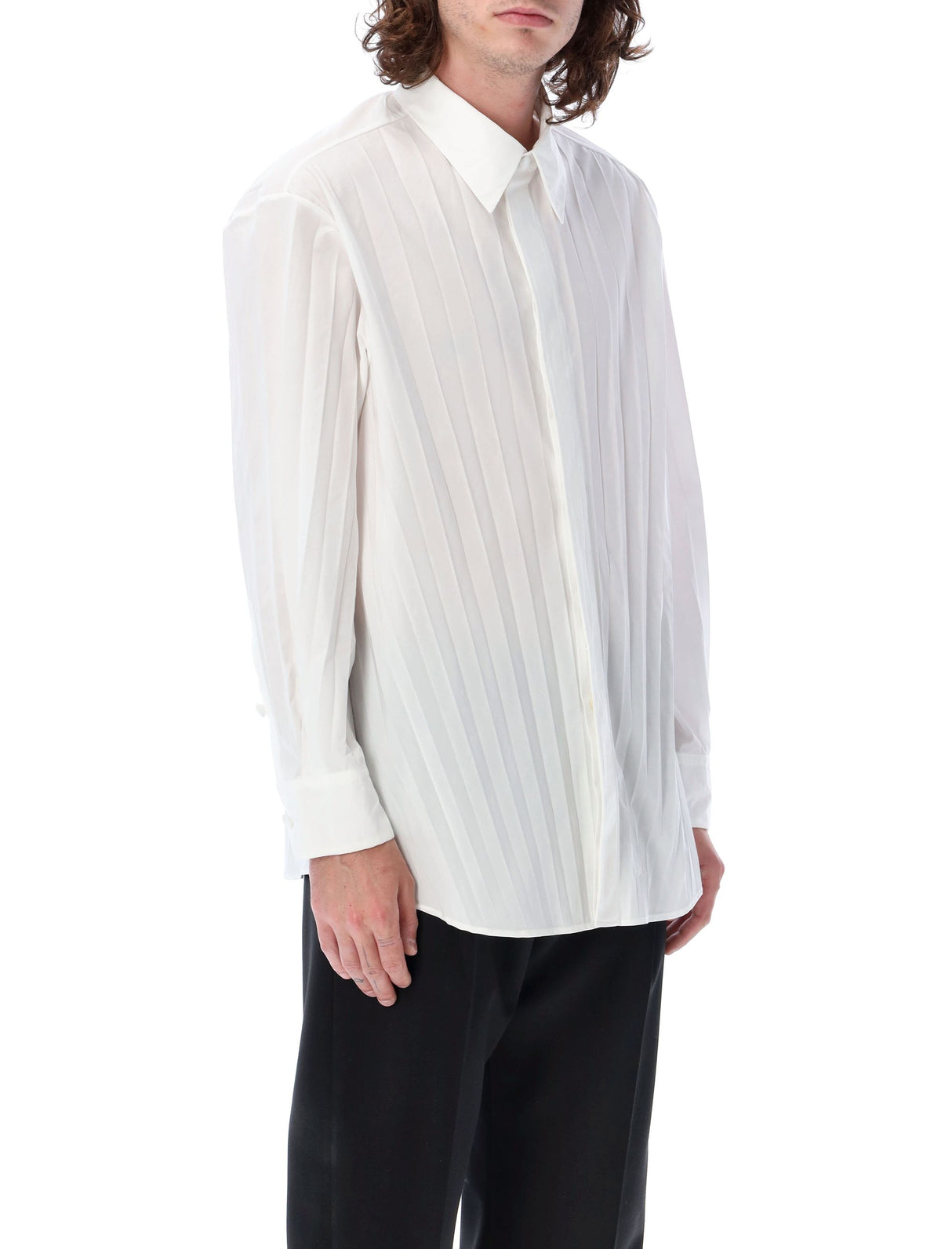 قميص قطني بشكل مقلّم للرجال باللون الأبيض لموسم ربيع وصيف 2023