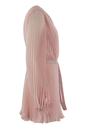 فستان شيفون وردي مطوي ميني بفتحة رقبة على شكل V وأكمام طويلة منفوخة