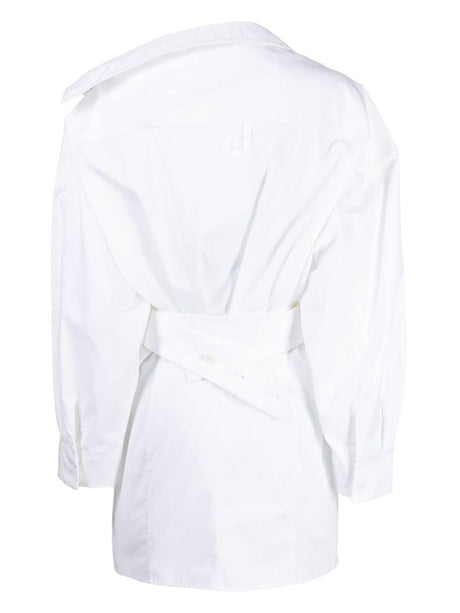 简约不对称白色纯棉迷你连衣裙，拥有D环扣带和胸前口袋