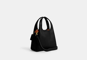 حقيبة كروسبودي سوداء أنيقة للنساء