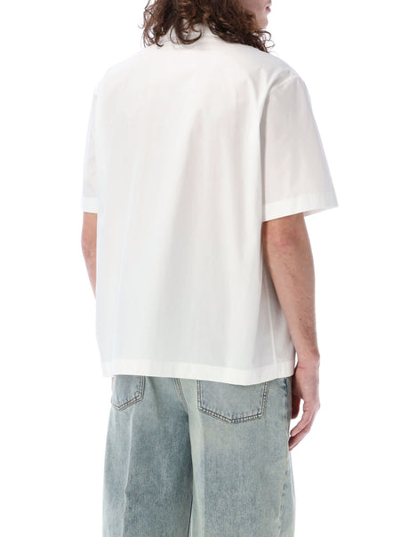 قميص بولينغ أبيض للرجال تفصيل V لموسم SS24