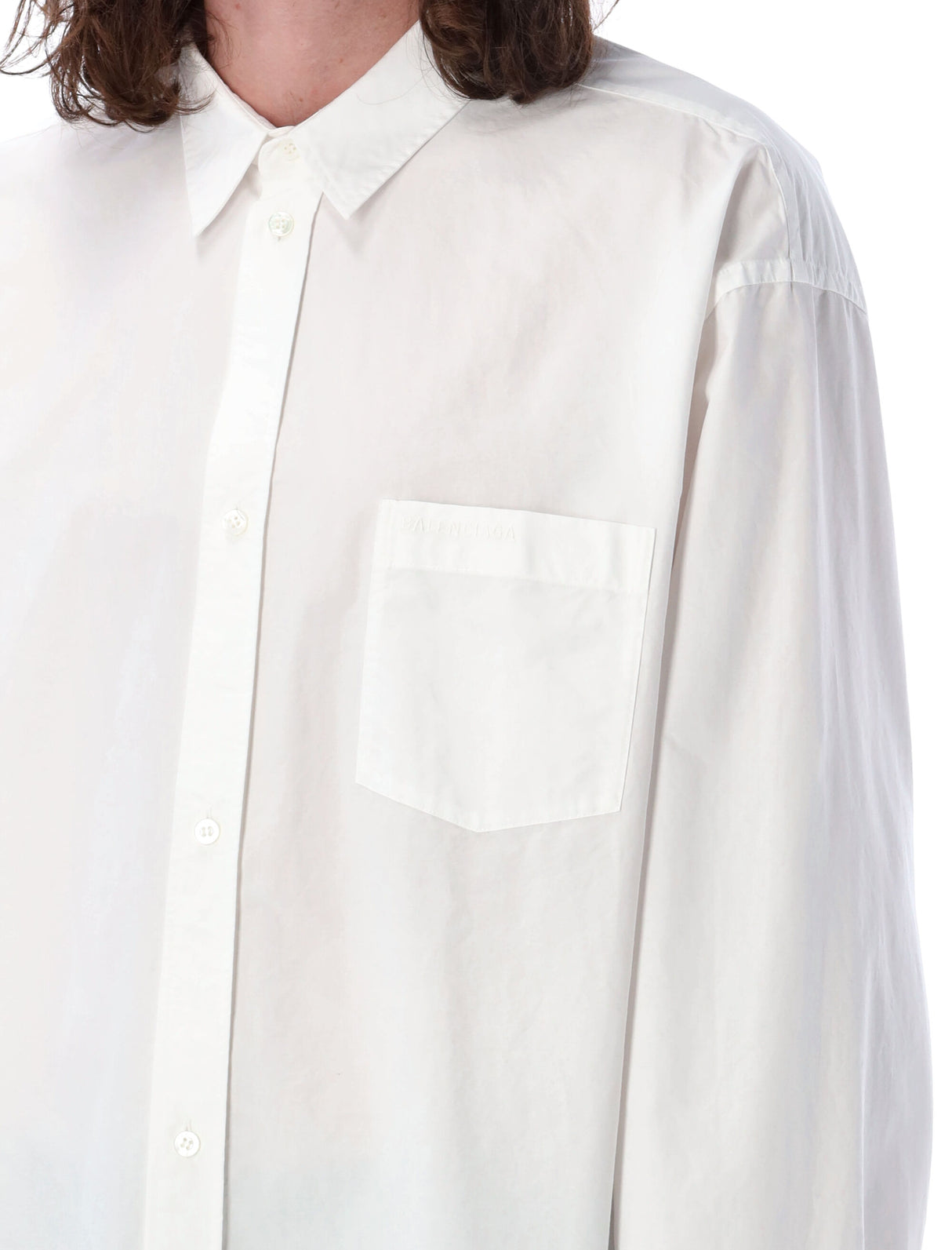 قميص رجالي أبيض بياقة كلاسيكية وتطريز شعار بنفس اللون
