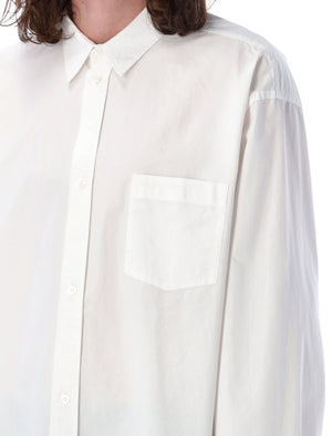 قميص رجالي أبيض بياقة كلاسيكية وتطريز شعار بنفس اللون