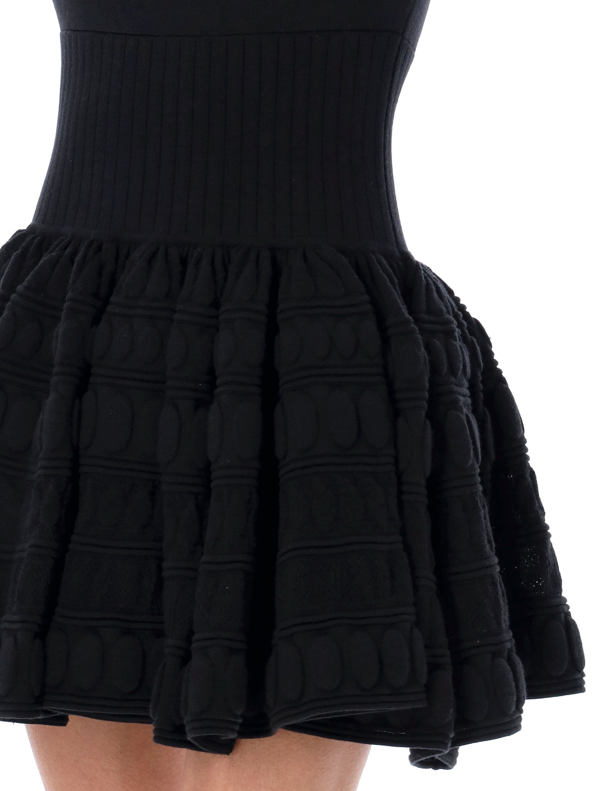 Đầm xòe đen sành điệu với chất liệu phía dưới là hai lớp vải lụa và ren - Bộ sưu tập SS24