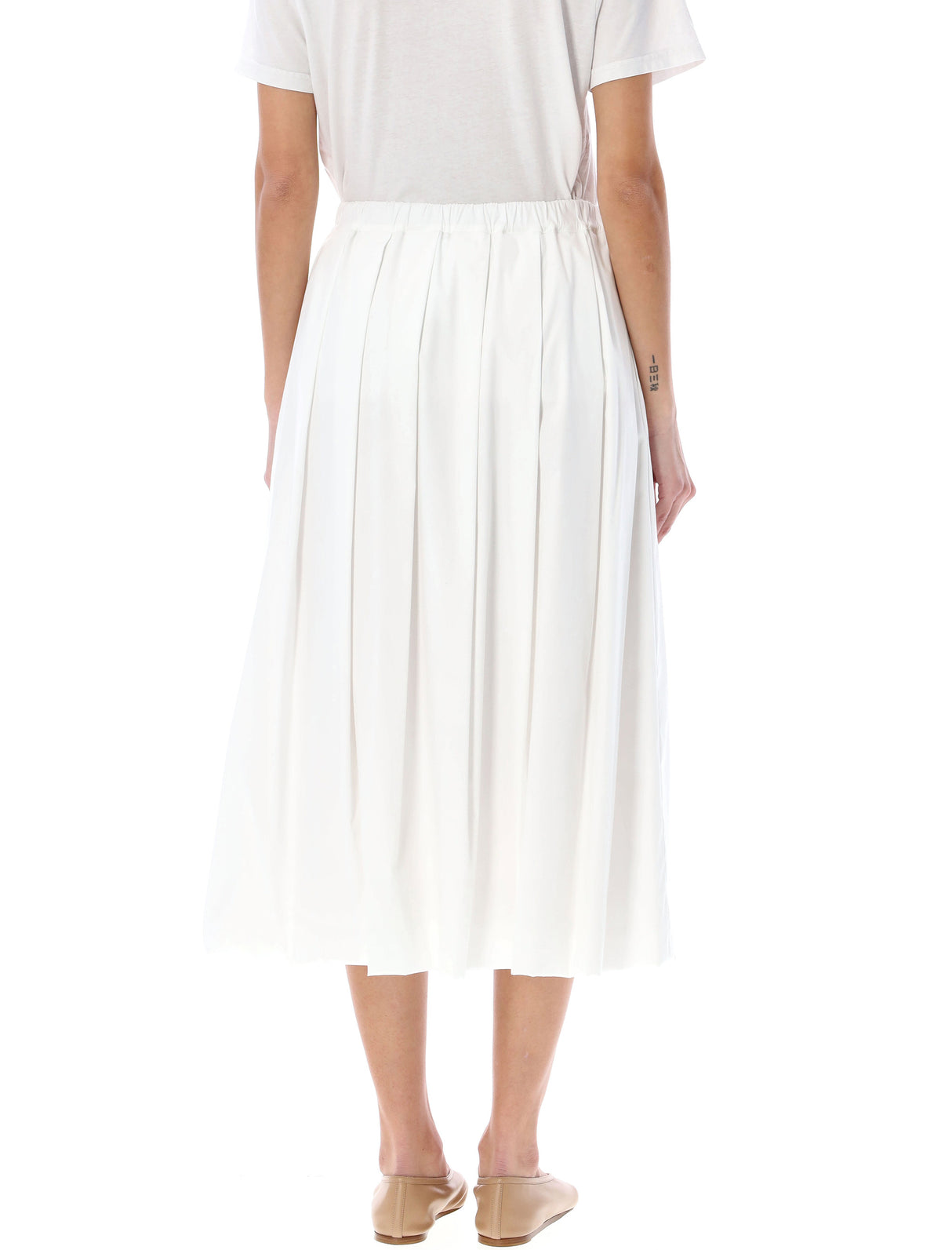 女式白色褶裙，為 SS24 季精選