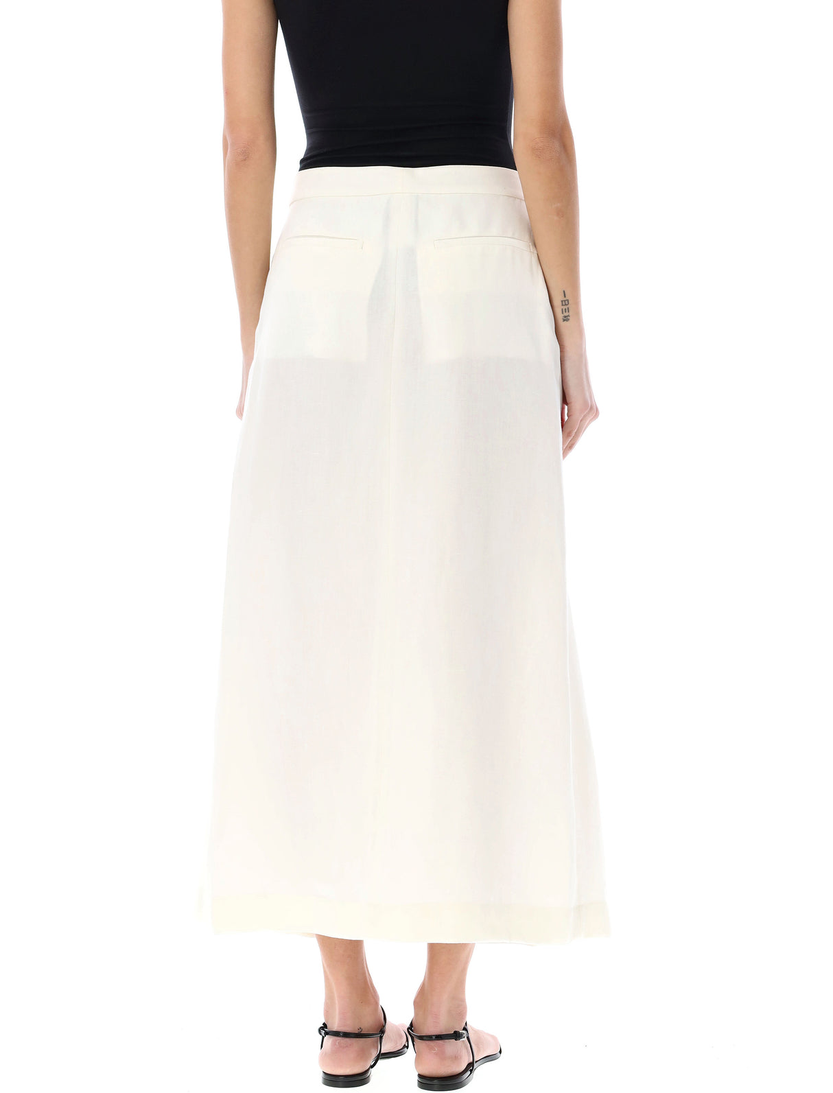 تنورة بيضاء مطوية بطول الكاحل للنساء لموسم SS24
