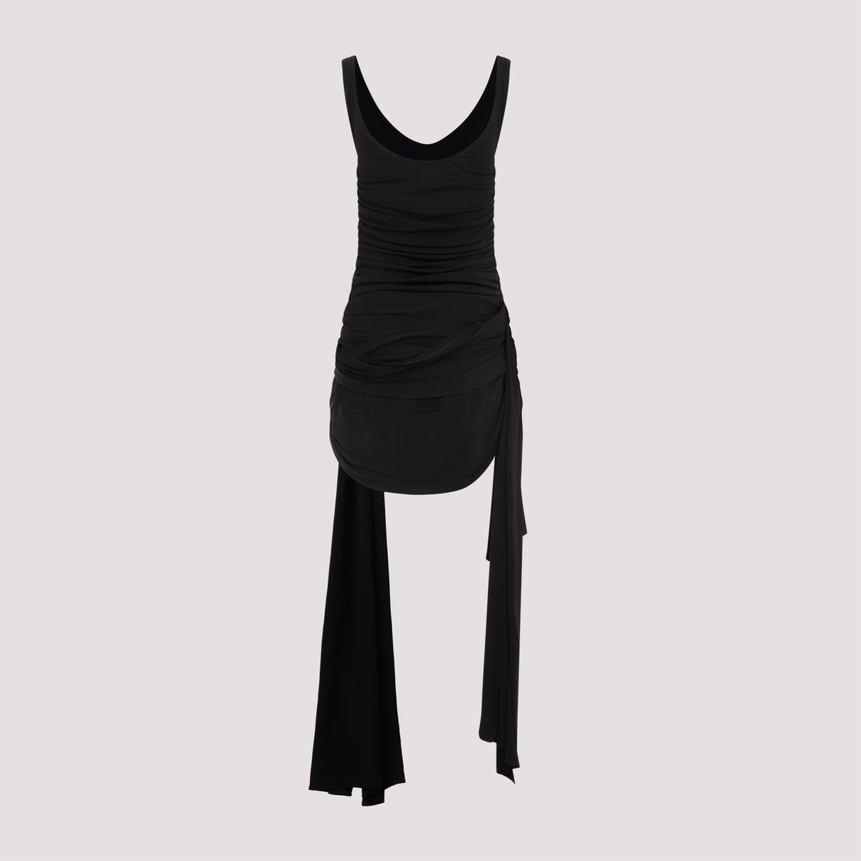 فستان أسود قصير بتصميم بسيط وذيل جانبي درامي