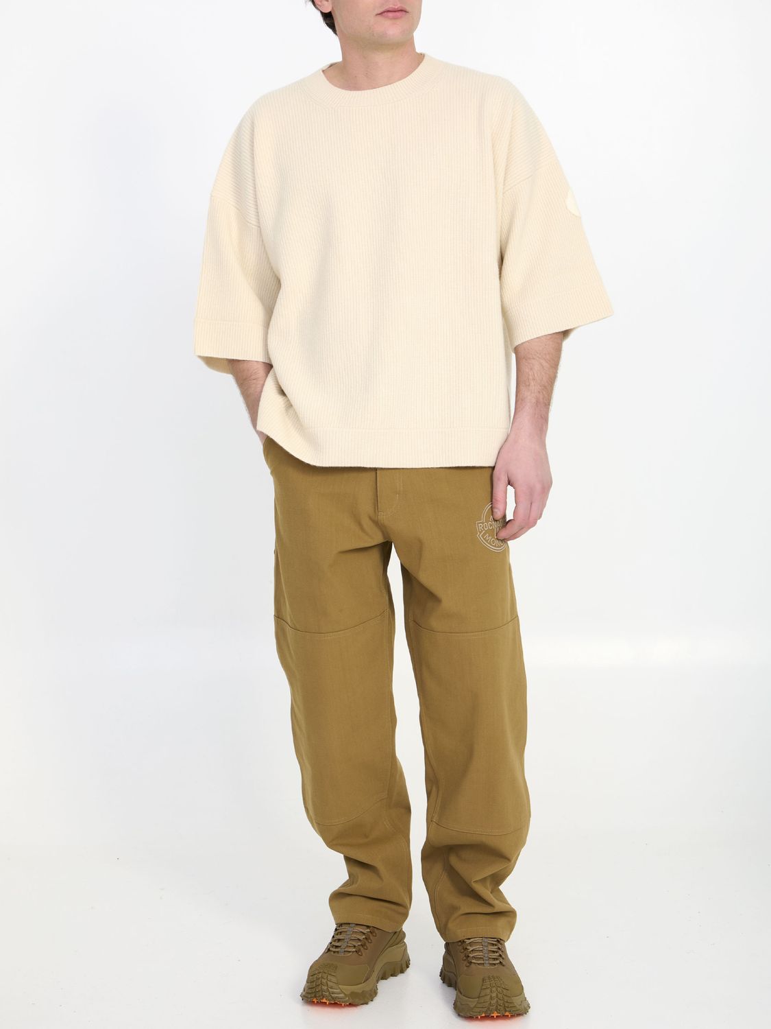 男士米色棉布褲，繡有品牌標誌及多口袋設計