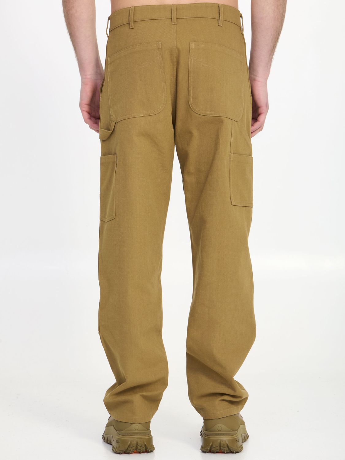 男士米色棉布褲，繡有品牌標誌及多口袋設計