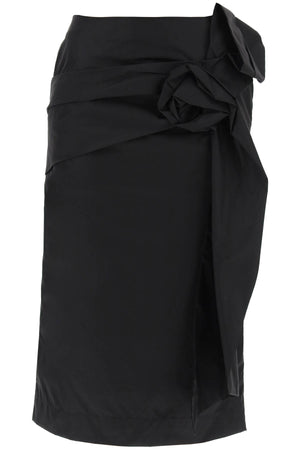 黑色鉛筆裙，充滿花卉刺繡和輕飄飾邊