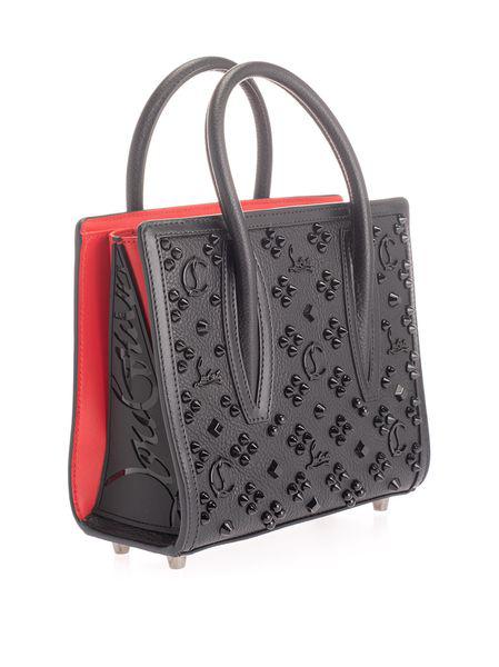 حقيبة يد صغيرة من جلد العجل الأسود مع تفاصيل دبابيس وبطانة حمراء بحجم ٢١.٥x١٨x٩ سم
