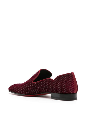 Giày lười nhung đỏ sậm với đế đỏ thương hiệu đặc trưng dành cho nam